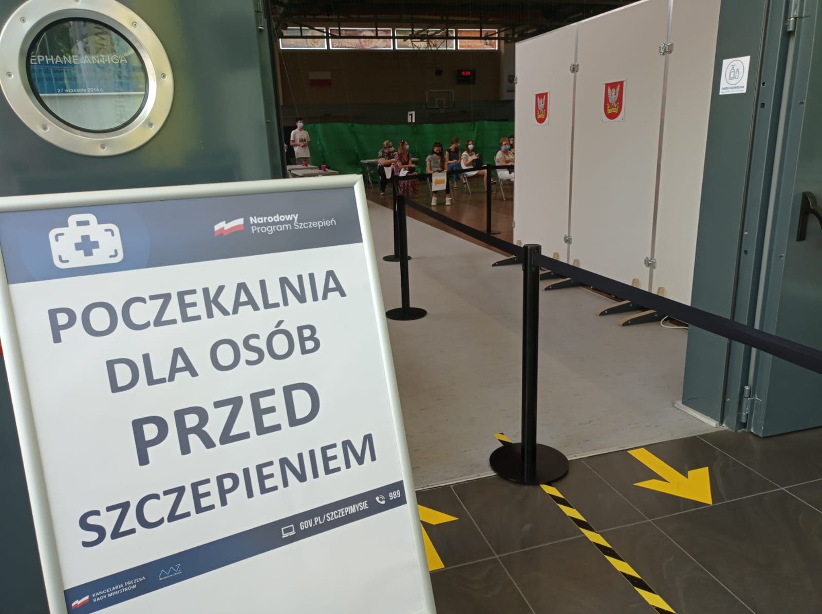 sala szczepień ludzie siedzący na krzesłach w poczekalni